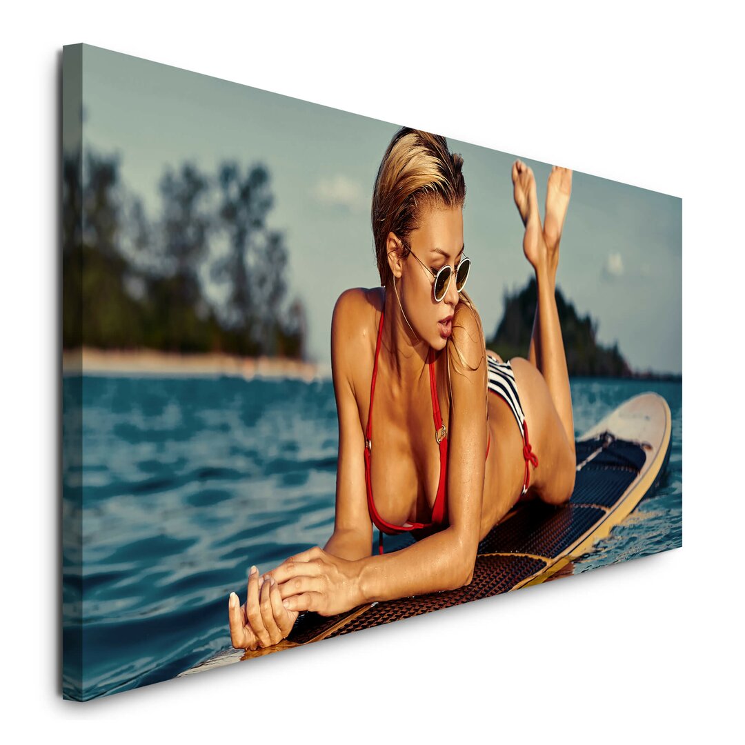 Leinwandbild Frau auf Surfboard