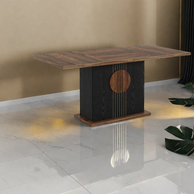 Élégante table de salle à manger rectangulaire avec une fabrication durable, parfaite pour les réunions de famille et les repas quotidiens.