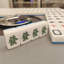 Mini table de Mahjong automatique automatique blanche avec un ensemble de tuiles magnétiques de 36 mm (banque d'alimentation non incluse)