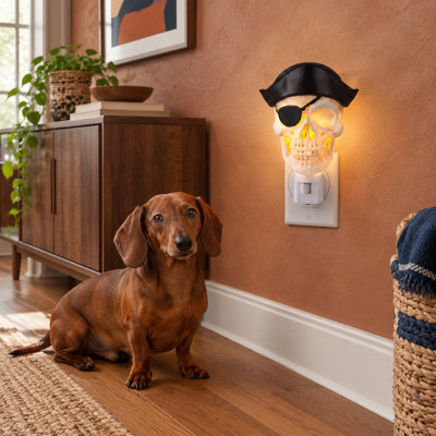 This Single 3D skull night light plugs into the wall and uses an automatic dusk-to-dawn sensor, providing energy-saving LED ambient decor for bedrooms, bathrooms, and hallways.