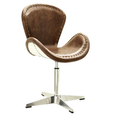 Fauteuil baquet classique brun avec dossier courbé élégant et décor rétro