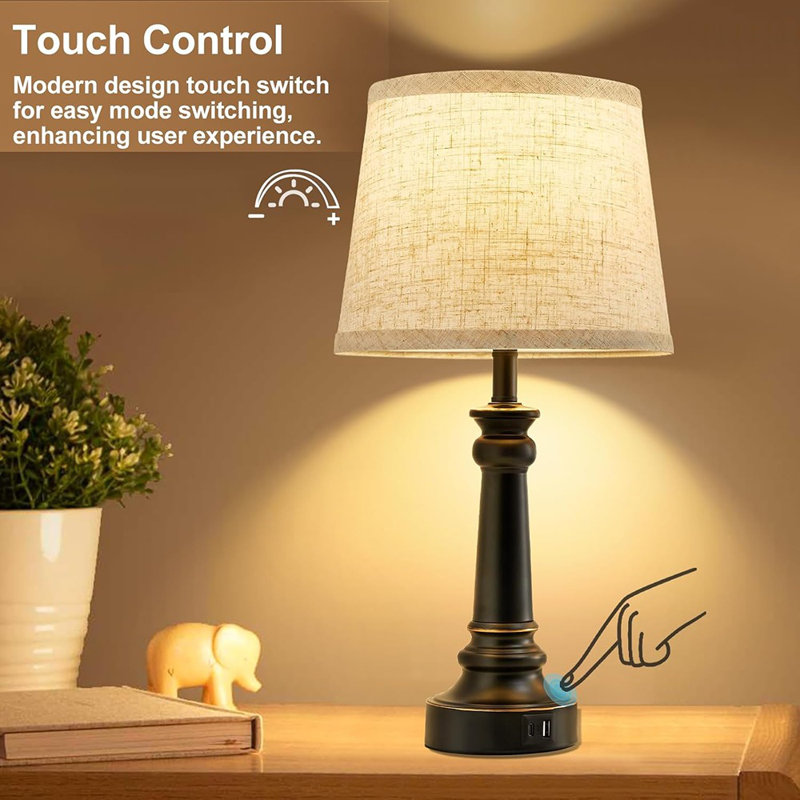 Deux lampes de chevet noires Charlton Home® avec ports USB-C et USB-A qui peuvent être tamisés de trois façons différentes pour une utilisation dans une chambre à coucher, un salon, un bureau ou un bureau. Deux ampoules à DEL sont incluses.