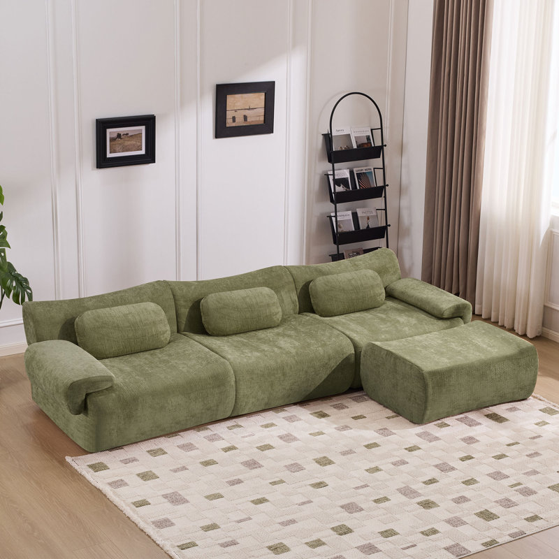 Grands canapés modulaires en chenille verte, fauteuil en bambou et salon
