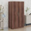 Armoire-penderie à deux portes en bois avec trois tablettes de rangement intégrées