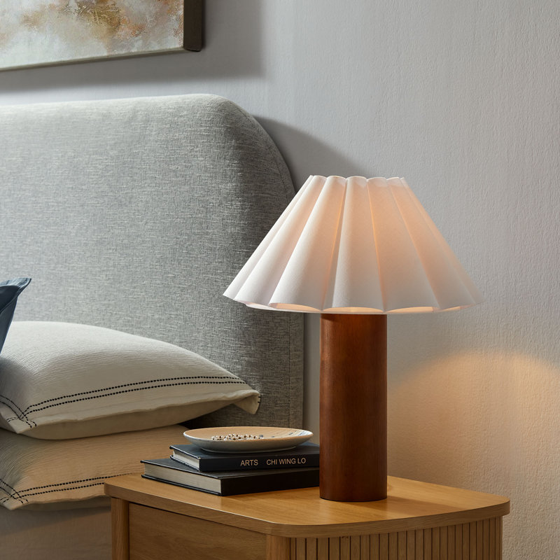Lampe de table en bois Flora avec abat-jour pétale plissé en noyer