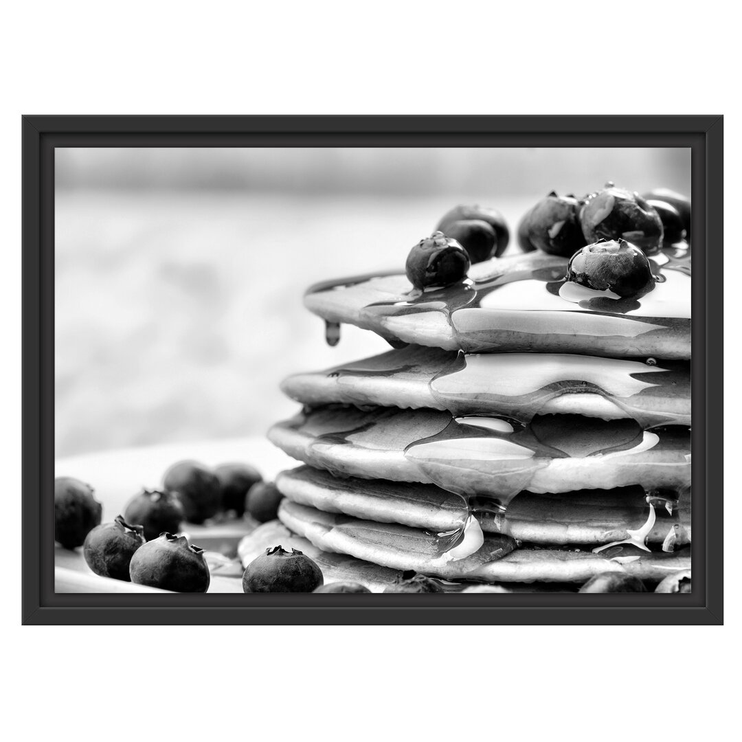 Gerahmtes Wandbild Pancakes mit Sirup und Blaubeeren