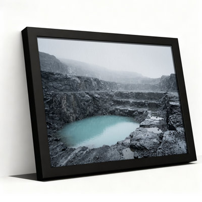 Tableau sur toile représentant un lac turquoise au milieu d'un terrain rocheux sombre