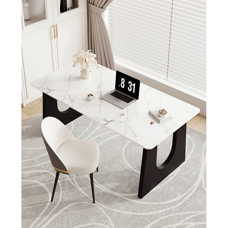 Table de salle à manger élégante et luxueuse avec plateau en pierre frittée et pieds évidés