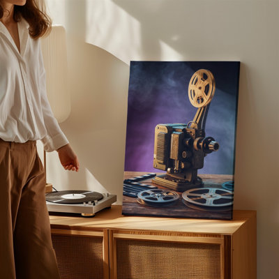 Toile, un projecteur de film rétro est placé en évidence sur une table d'art mural en bois rustique entourée de bobines de film et d'une toile murale classique
