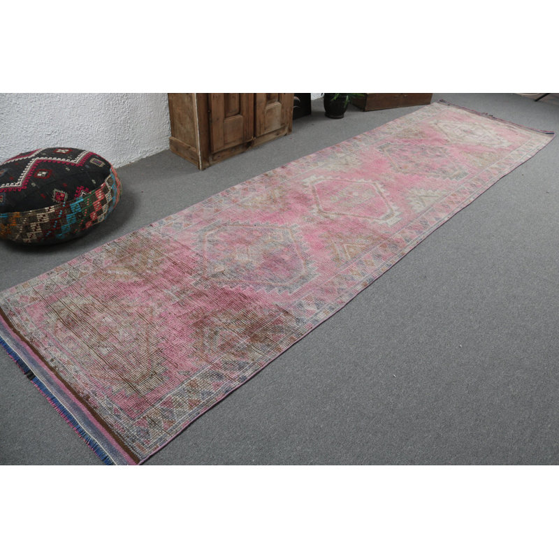 Exquis tapis turc rose Oushak embrassant un décor de couloir avec un grand attrait bohémien