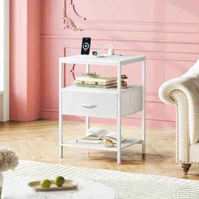 Table de chevet avec station de charge, table de chevet blanche avec tiroirs réglables, table d'appoint plus large de 17,7 pouces pour la chambre à coucher, table de bout avec rangement à 3 niveaux avec tablette ouverte, surface en similicuir