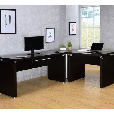 Bureau de coin en L couleur cappuccino de 211 cm (83 pouces) pour usage professionnel, avec plusieurs tiroirs, quincaillerie moderne et agencement spacieux.