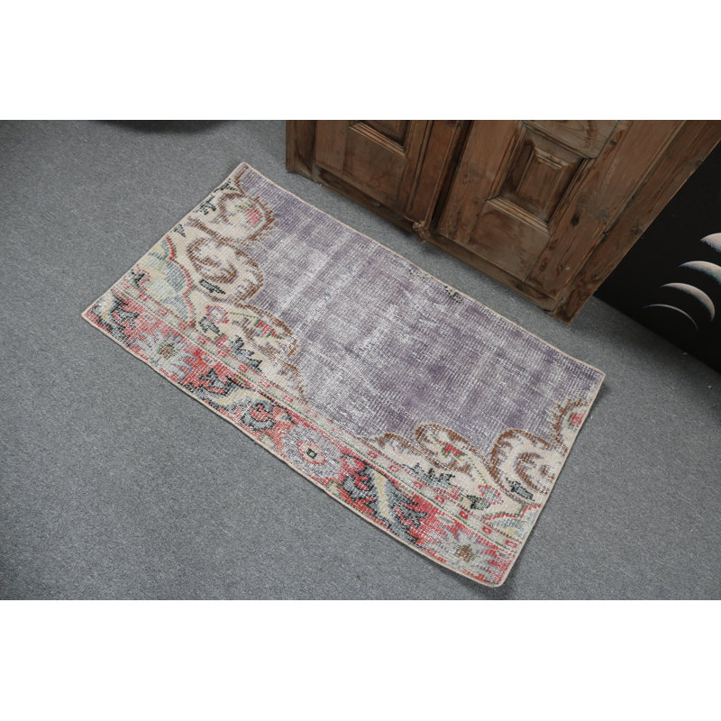 Tapis turc rétro fabriqué à la main avec des motifs floraux violets pour un décor rustique