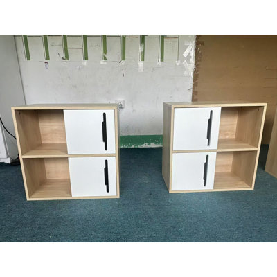 Armoire de rangement moderne en bois avec portes coulissantes, 2 tablettes ouvertes et fermées avec finition en bois et panneaux blancs, pour le salon, la chambre à coucher