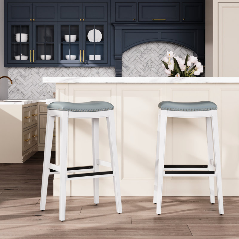 Tabouret de bar de 30 po avec siège en cuir gris et finition blanche, structure en bois franc, idéal pour la cuisine ou le tabouret à hauteur de selle, le cuir assure un agencement élégant des sièges