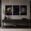 Ensemble de 3 toiles murales représentant des cercles concentriques d'or atomique sur fond noir-447549519