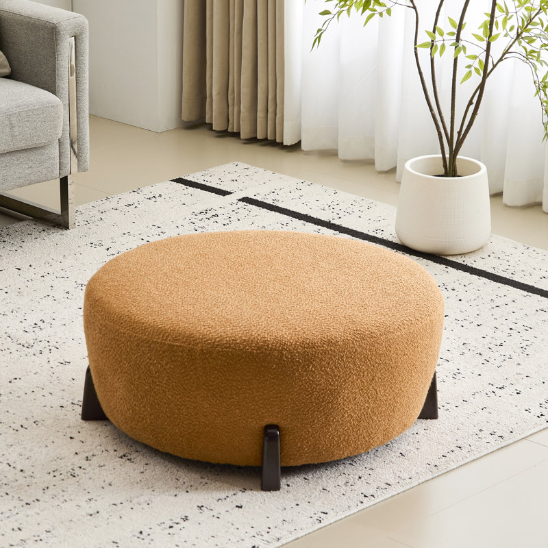 Rond en tissu bouclé avec des pieds en bois d'hévéa évasé, de teinte orange citrouille, idéal pour le haut de gamme et le design, un ajout charmant