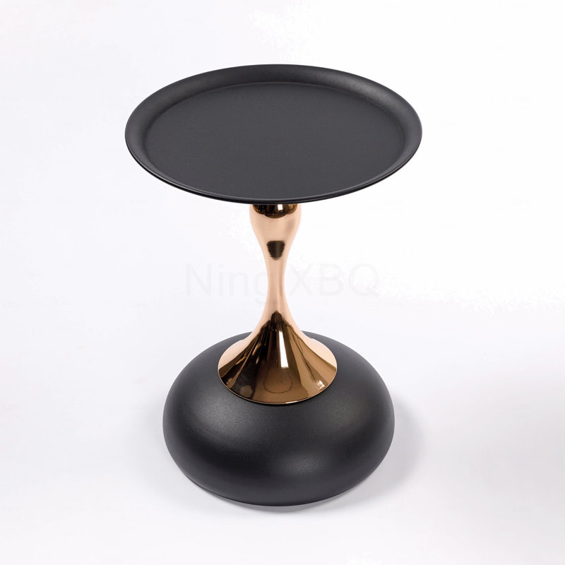 Table basse ronde en métal Mermaid Tail, Matte Black