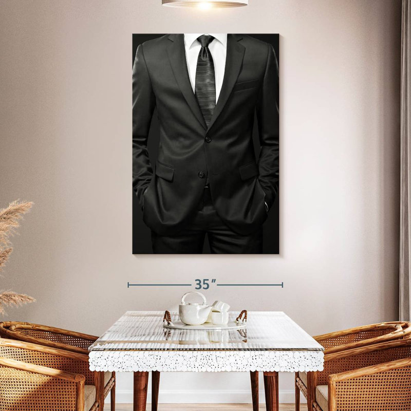 Navette d'homme d'affaires sur fond noir, H 36 po x l 24 po