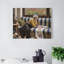 Femme avec canapé à rayures 16 po x 20 po, cadre en bois encastré