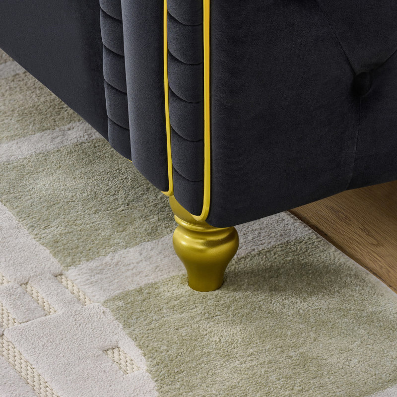 Canapé moderne à deux places de 63 pouces avec capitonnage à boutons profonds, accoudoirs roulés, pieds à finition dorée et revêtement en velours de qualité supérieure pour plus de confort et d'élégance.
