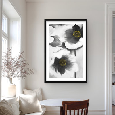 «Black and White Flowers - Romantic Bathroom», reproduction encadrée