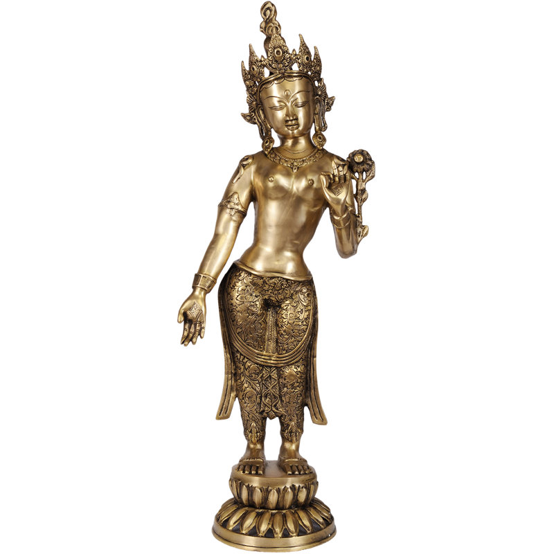 Debout Devi Tara, les yeux fermés