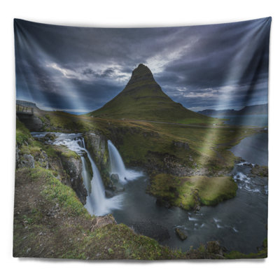 Paysage avec magnifique tapisserie cascade Kirkjufellsfoss