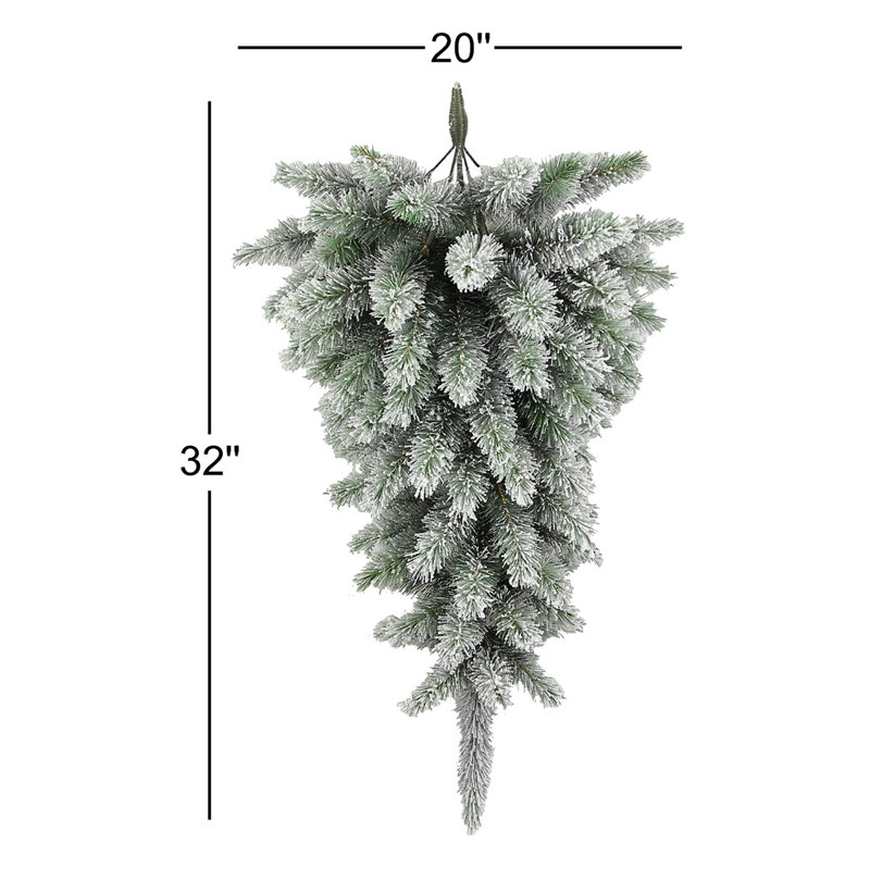Ornement en pin avec neige dépolie