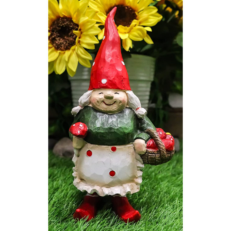 Figurine grand-mère gnome avec tablier transportant un panier de champignons Toadstool
