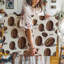 La toile crée un motif sans couture mettant en vedette un tableau de grains de café, dans des tons de brun variés, y compris l'art mural sur toile chocolat foncé-1736850162