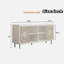 Buffet de style Mid-Century avec détails artisanaux en bois sculpté creux et portes coulissantes