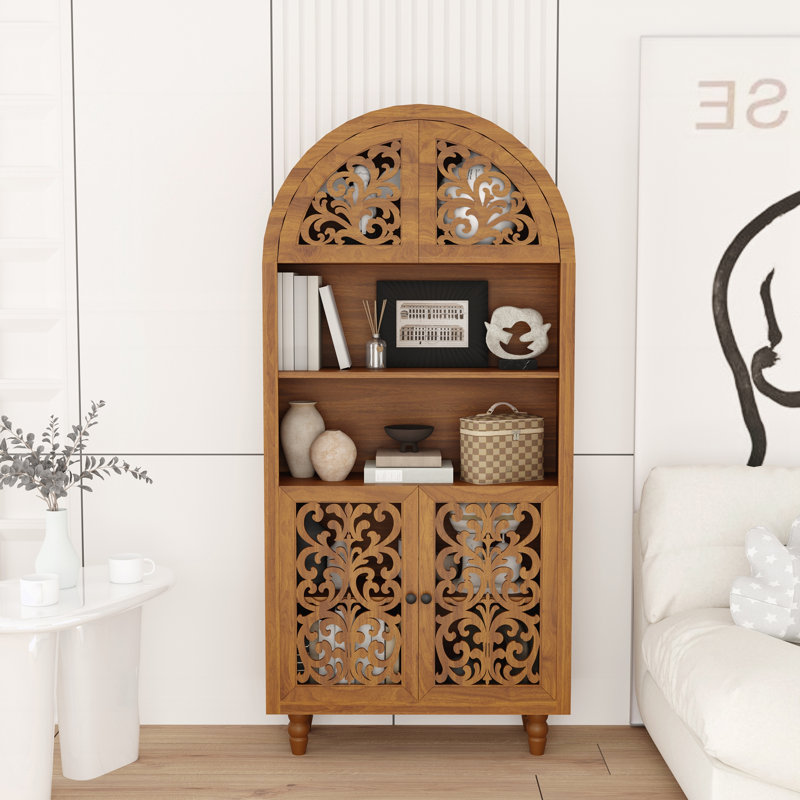Armoire arquée en bois sculpté