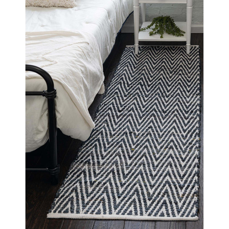 Tapis noir en coton tissé à plat à la main Hareesh, Tapis de couloir 2 pi 2 po x 6 pi 1 po