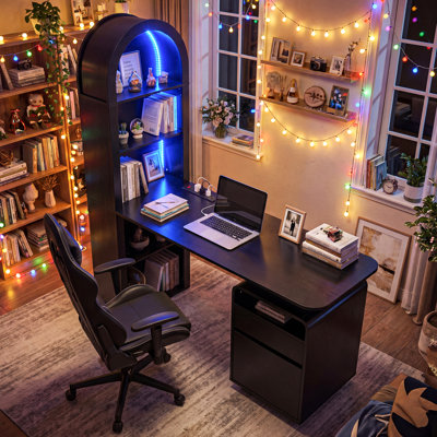 Bureau d'ordinateur de 150 cm avec éclairage DEL et prises électriques, tablette arquée, tiroir à dossiers suspendus et station de recharge pour bureau à domicile