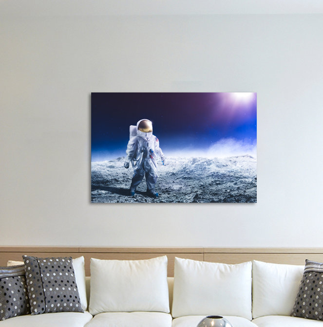 Gerahmtes Leinwandbild Astronaut in Mondlandschaft vor blauem Himmel