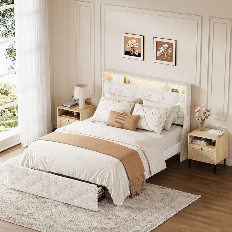 Ensemble de chambre à coucher rembourré Teddy avec tables de chevet en rotin, Beige / Naturel, Très grand lit