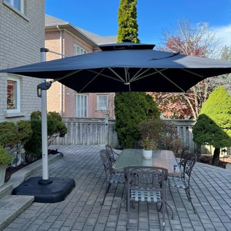 Grand parasol d'extérieur rectangulaire en porte-à-faux avec lumières solaires et base en porte-à-faux 10 pi x 13 pi Sarith