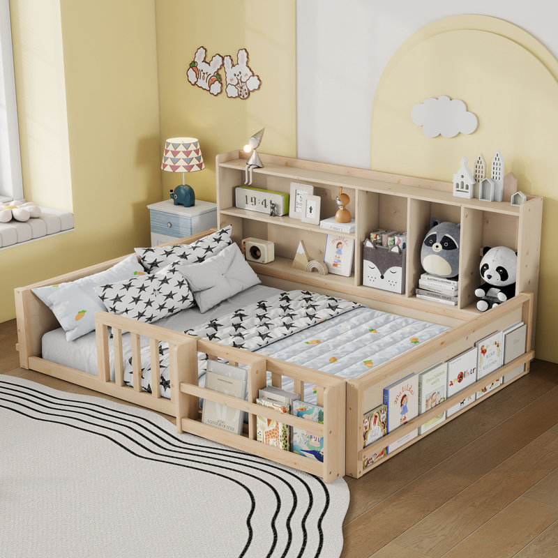 Structure de lit plateforme pleine grandeur en bois avec barrière de sécurité, tablettes de rangement latérales et étagère à livres, lit de plancher peu encombrant, naturel