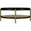Table basse ronde noire autoportante avec tablette de rangement et pieds en laiton vieilli, idéale pour les espaces de vie. Fabriqué en hévéa, en bois d'ingénierie et en placage de frêne blanc, avec un plateau inférieur en bois tressé naturel.