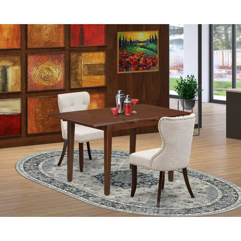 L'ensemble 3 pièces comprend une table de salle à manger rectangulaire avec des rallonges papillon et 2 chaises Parson revêtues de tissu de lin, acajou