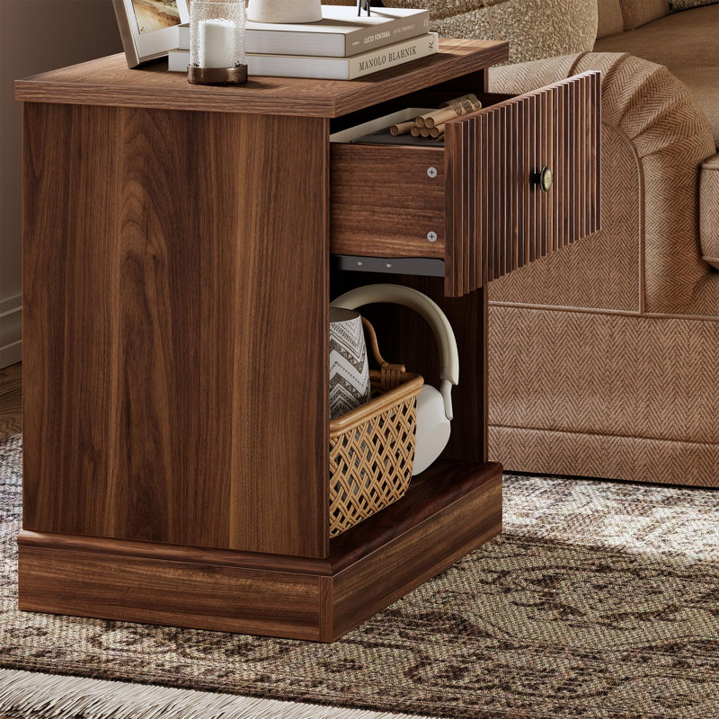 Table de chevet cannelée avec tiroir et tablette ouverte, table d'appoint de style moderne du milieu du siècle avec plateau en bois pour chambre à coucher