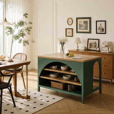 Îlot de cuisine de style champêtre avec rangements ouverts, détail en arche et plateau en bois naturel, idéal pour les cuisines modernes et traditionnelles.