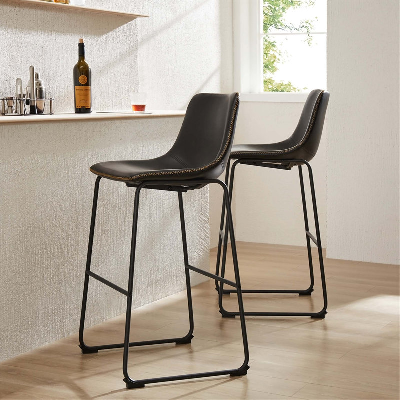 Chaise d'appoint avec structure en métal, revêtement en similicuir, Noir
