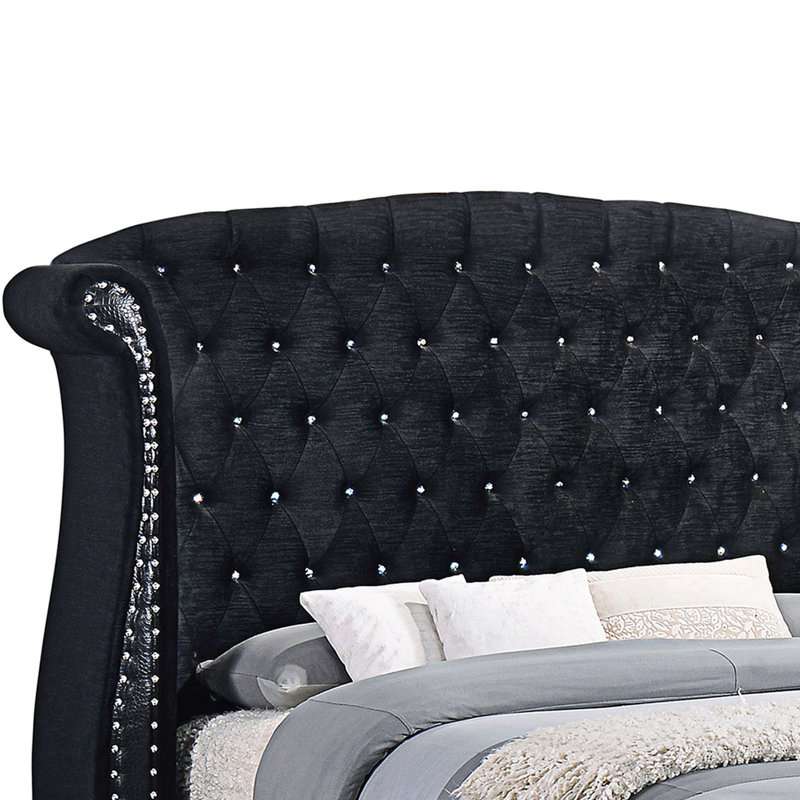 Très grand lit tapissé en noir avec un dossier à oreilles, des pieds en acier finis en angle et une tête de lit en cristal scintillant pour une chambre à coucher dramatique