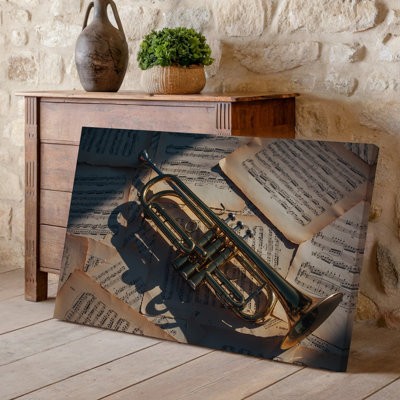 Toile, une trompette en laiton poli repose élégamment sur une toile de fond éparpillée de musique rétro, notes délicates et symboles, impression sur toile
