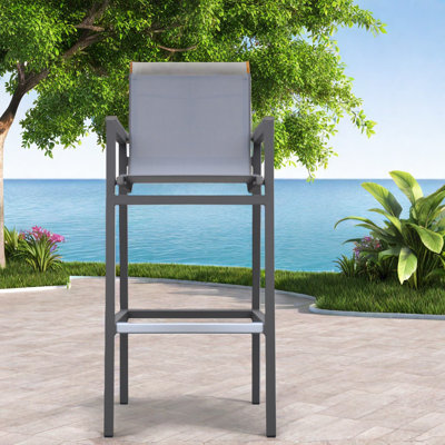 Tabourets de bar modernes gris, structure en aluminium avec détails en bois