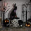 Crâne dans un chapeau de sorcière avec une décoration d'Halloween chat noir