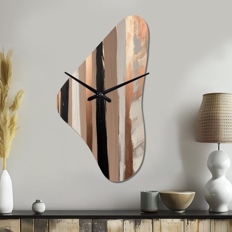 Brun et noir au-delà des limites IV - horloge murale abstraite de forme unique en métal, impression d'horloge murale asymétrique moderne