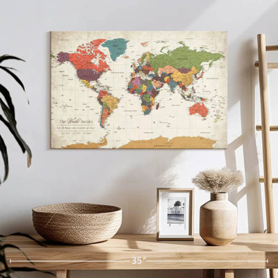 Pin's World Awaits II personnalisé Amandalyn